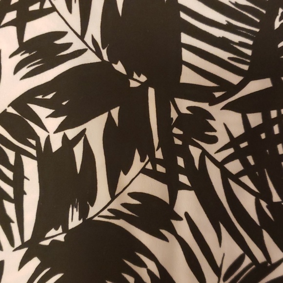 Christopher Banks Palm Print Women's Dress Top Shorts Sleeve Medium Black White - Picture 8 of 8